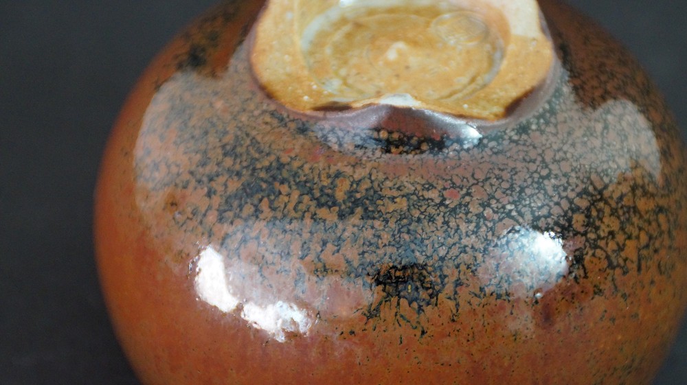 Close-up of the chawan foot with foot ring and impressed artist's mark by Kurokawa Seisetsu