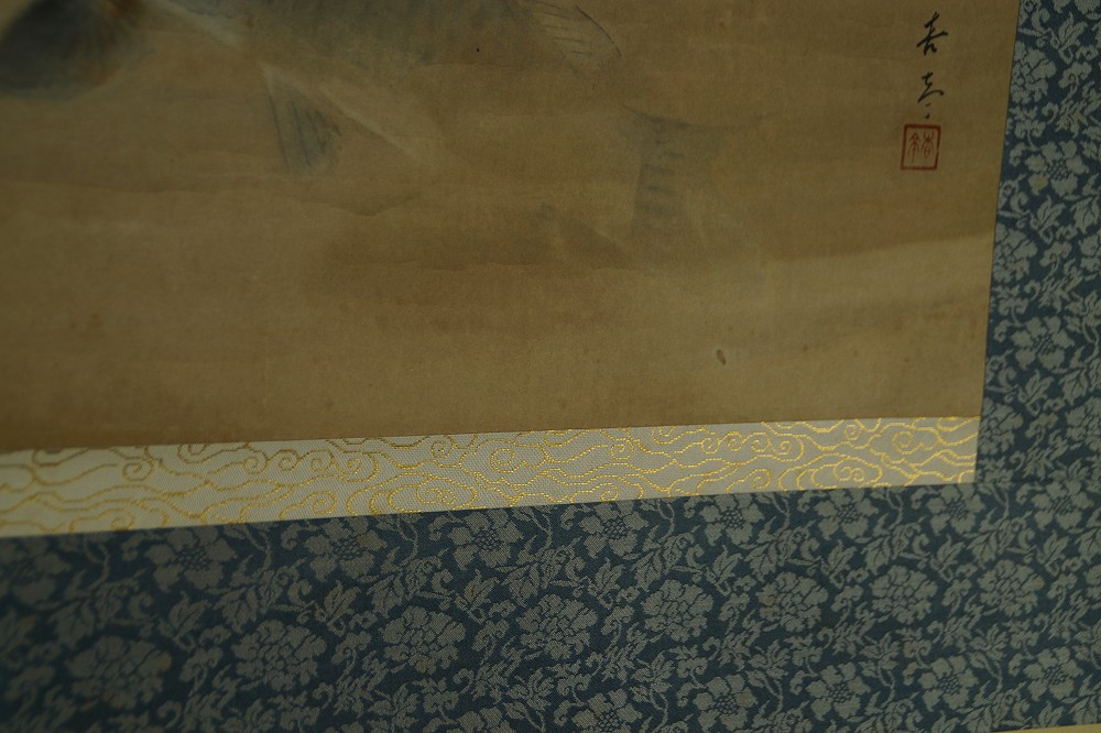 Close-up of the blue border with light blossom pattern
