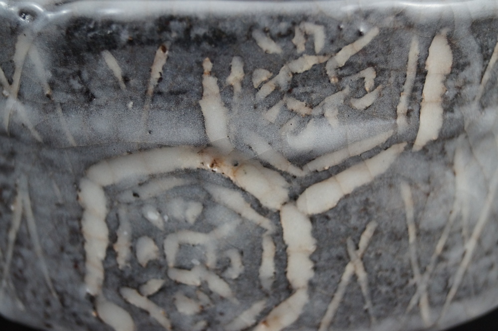 Chawan tea bowl by Sakuma Yoshioka detail view glaze 3