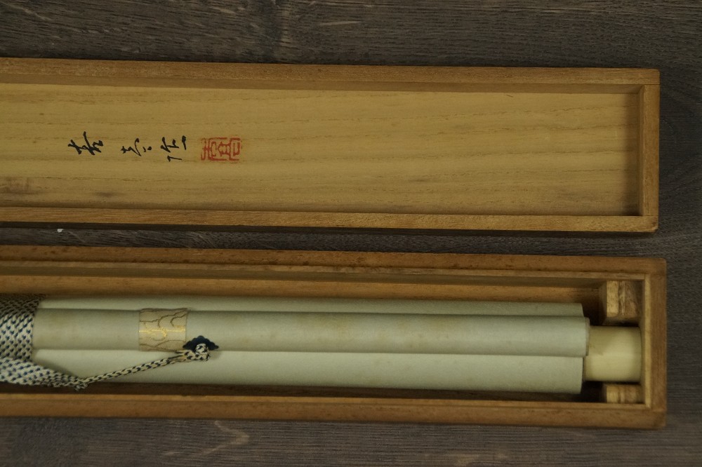 Rolled-up hanging scroll in the storage box with bone jikusaki
