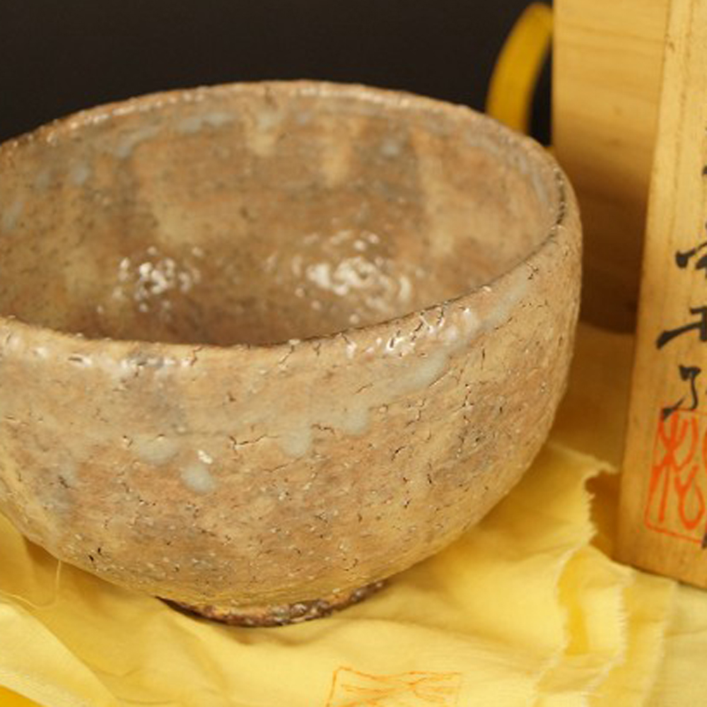 Hagi Tea Bowl Chawan with Storage Box Close-Up Motif Preview