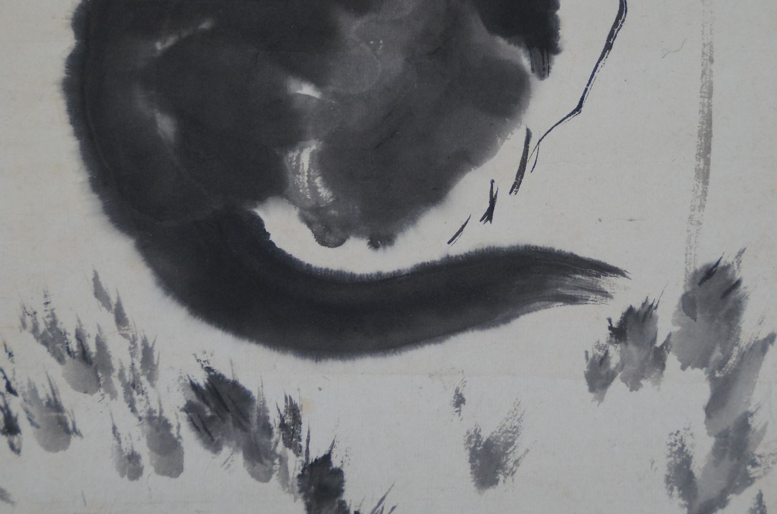Close-up of the cat's body painted with broad ink brushstrokes in the makuri Black Cat and Dragonfly