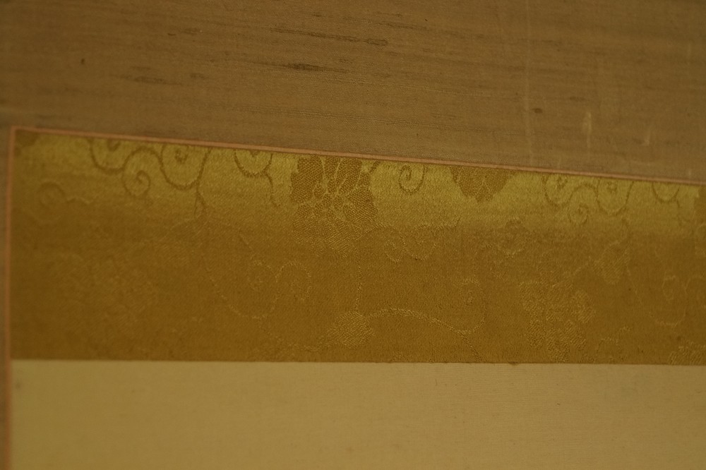 Goldfarbener Brokatstoff der Rollbildmontierung mit Blumenmuster Montierungsdetail 2