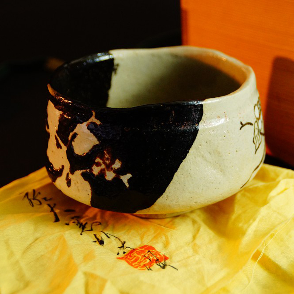 Chawan tea bowl with flower motif made of Oribe ware motif close-up preview