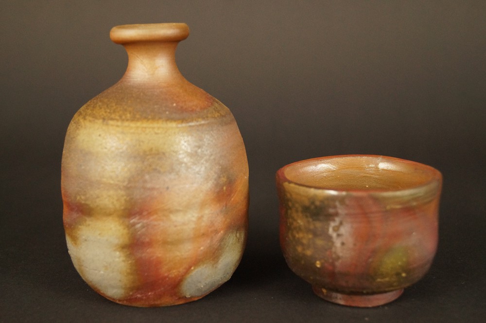 Bizen ware tokkuri set with guinomi set front view