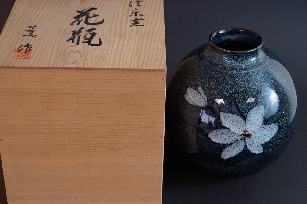 Shigaraki vase by Kaoru Ohara front view with storage box
