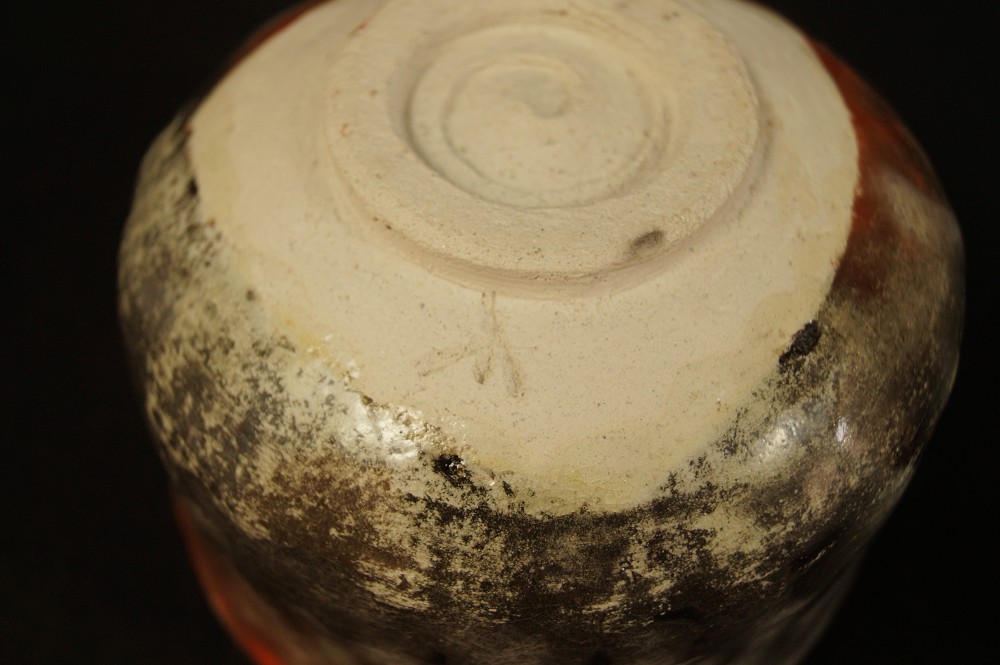 Raku-yaki chawan by Jiho Ueyama base close-up