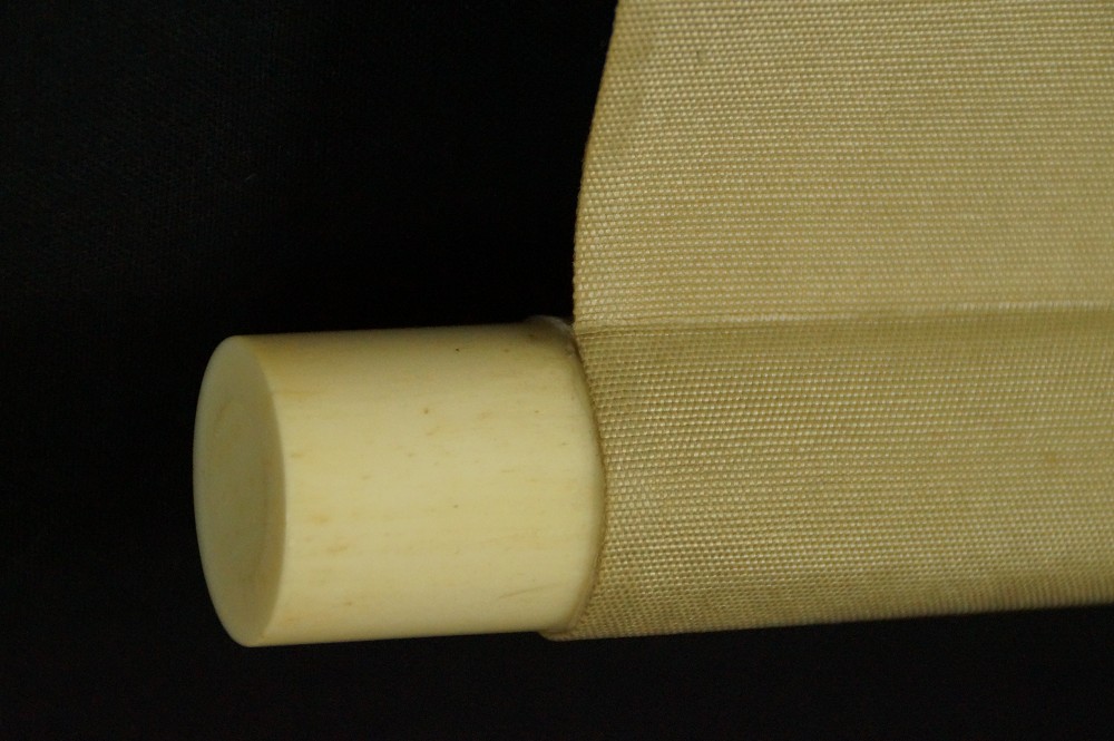 Nahaufnahme des Rollenendes aus hellem Knochenmaterial