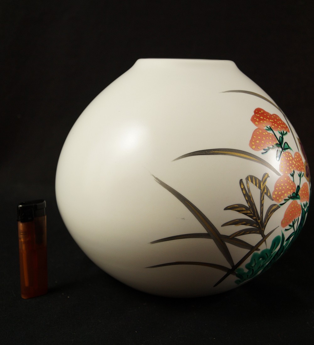 Blumen - japanische handgearbeitete Vase aus Kutani Porzellan