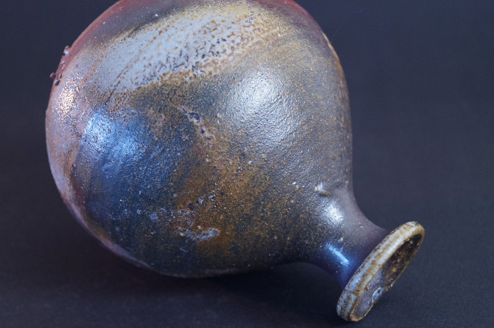 Close-up of the unglazed foot ring with visible throwing marks