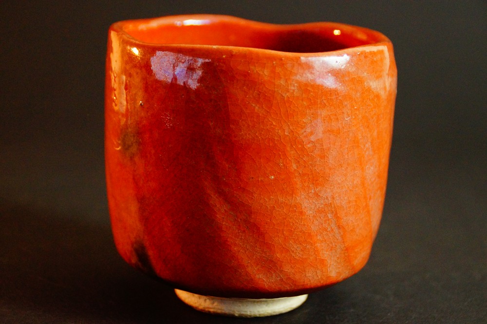 Weitere Seitenansicht des Chawan mit rot glasierter Raku-Keramik von Seiraku