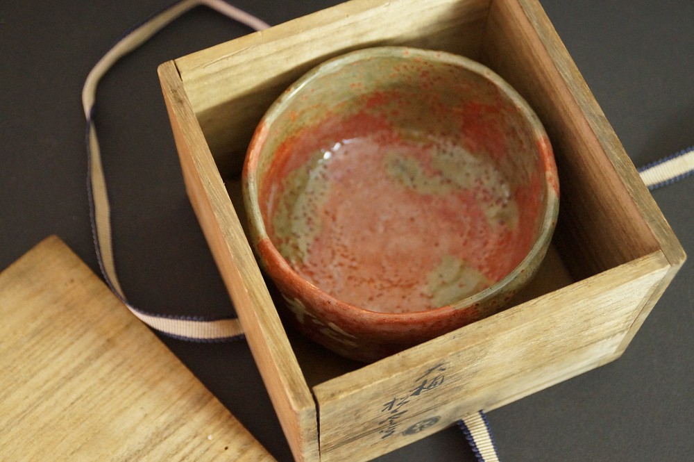 Chawan in der geoeffneten Aufbewahrungsbox neben dem beschrifteten Deckel