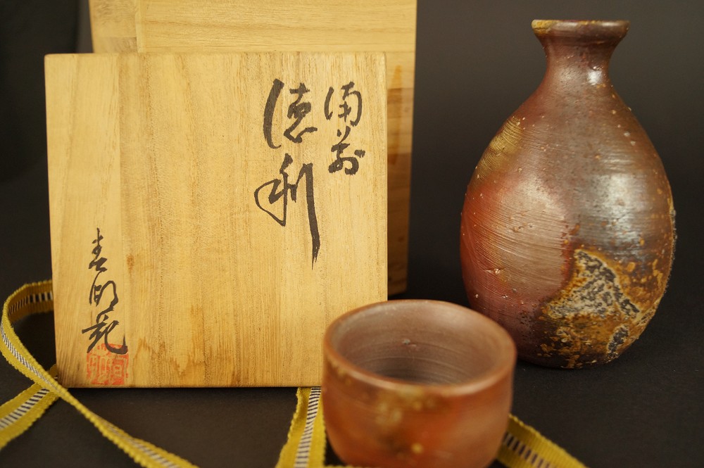 Tokkuri and Guinomi Made of Bizen Ware Set Front View with Storage Box