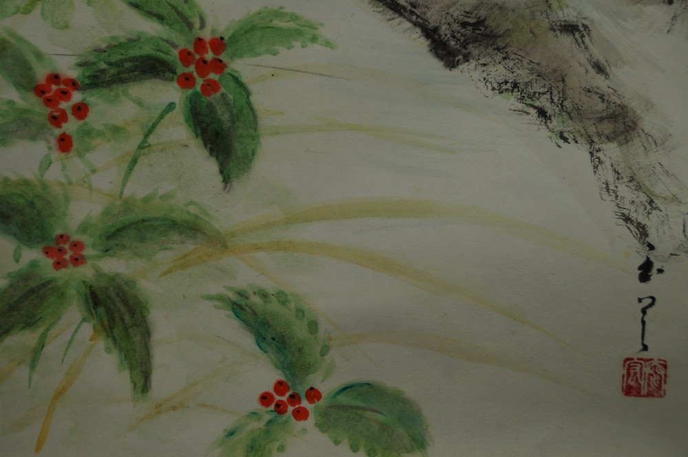 Nahaufnahme der roten Nandina-Beeren mit Signatur und rotem Kuenstlersiegel