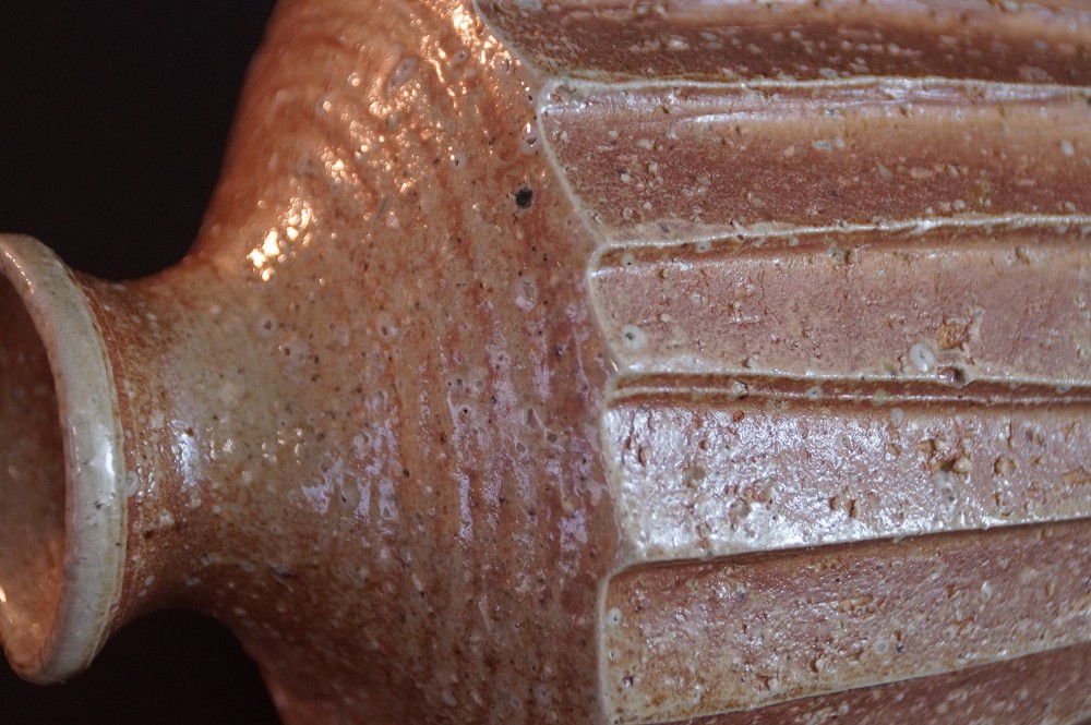 Shigaraki ware vase by Takahashi Rakusai glaze close-up 1