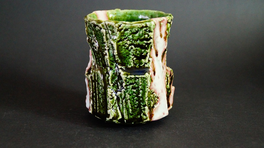 Yunomi tea bowl made of Oribe ware by Kawachi Hidetoshi side view 1
