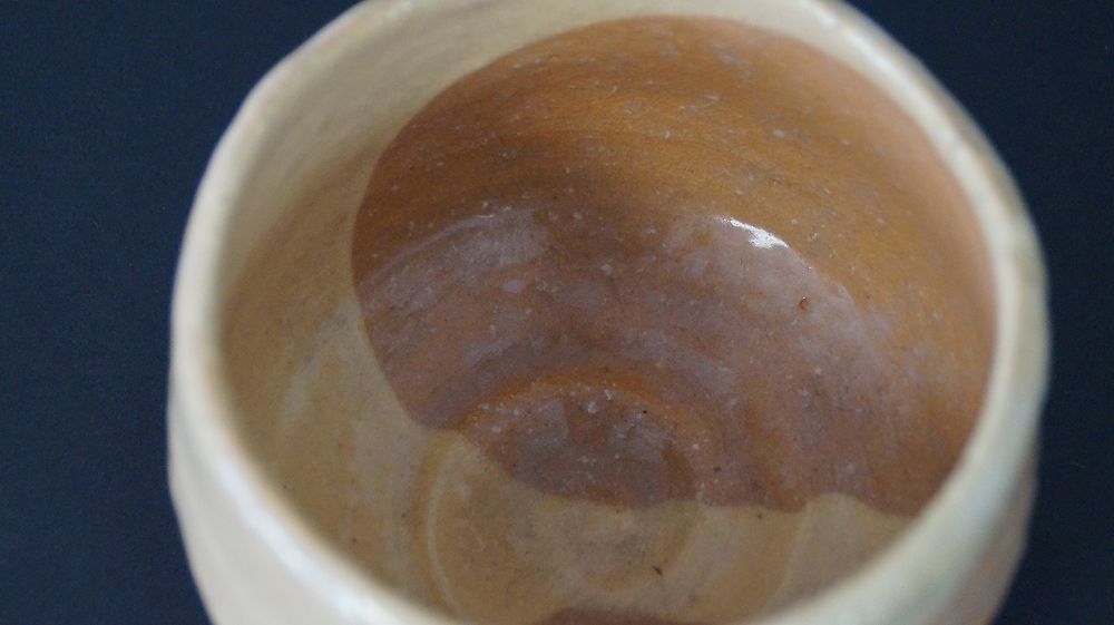Further close-up of the two-colored interior glaze of the chawan tea bowl made of Raku ware