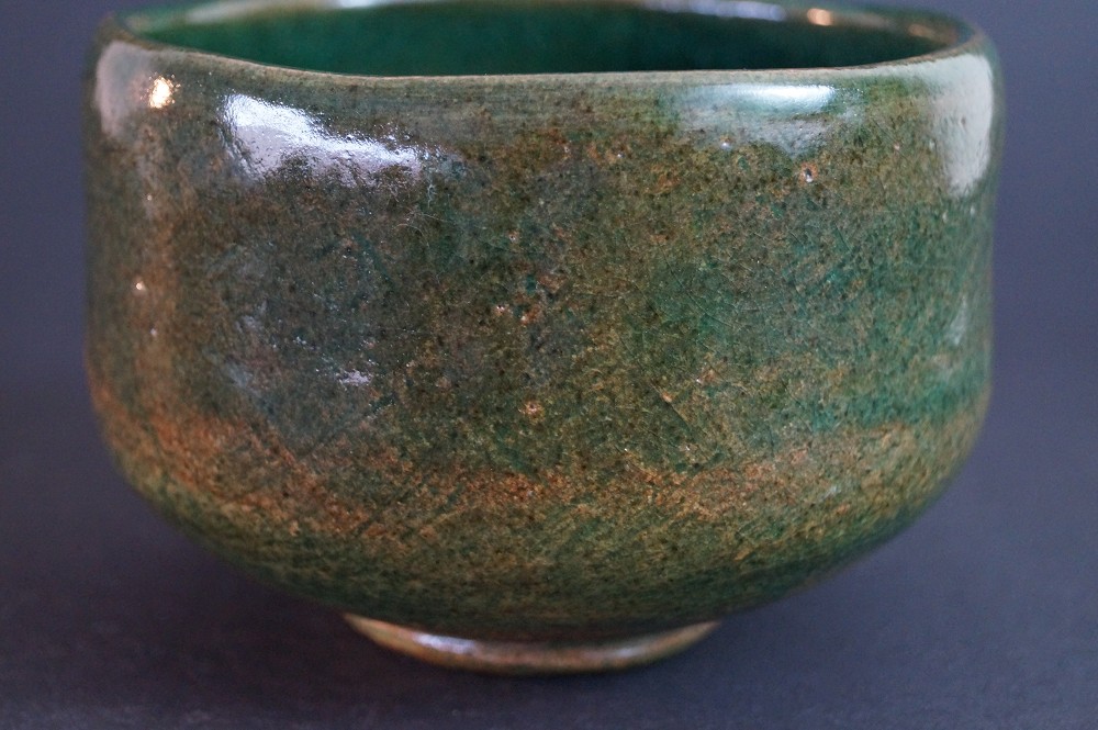 Ohi tea bowl by Buzan Izukura side view 4