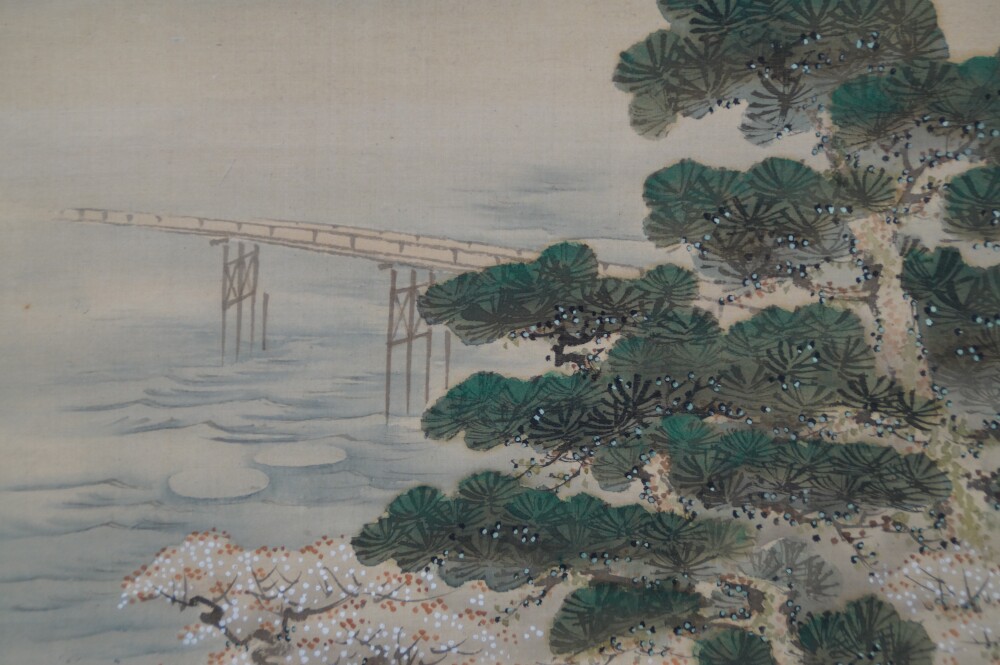 Nahaufnahme der Holzbruecke uebers Wasser neben der knorrigen Kiefer in der Fruehling-Rolle des 2er Sets Kakemono Ikeda Kyuka