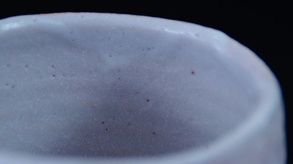 Close-up of the irregularly shaped rim of the chawan made of Shino ware by Jyuzo Sato