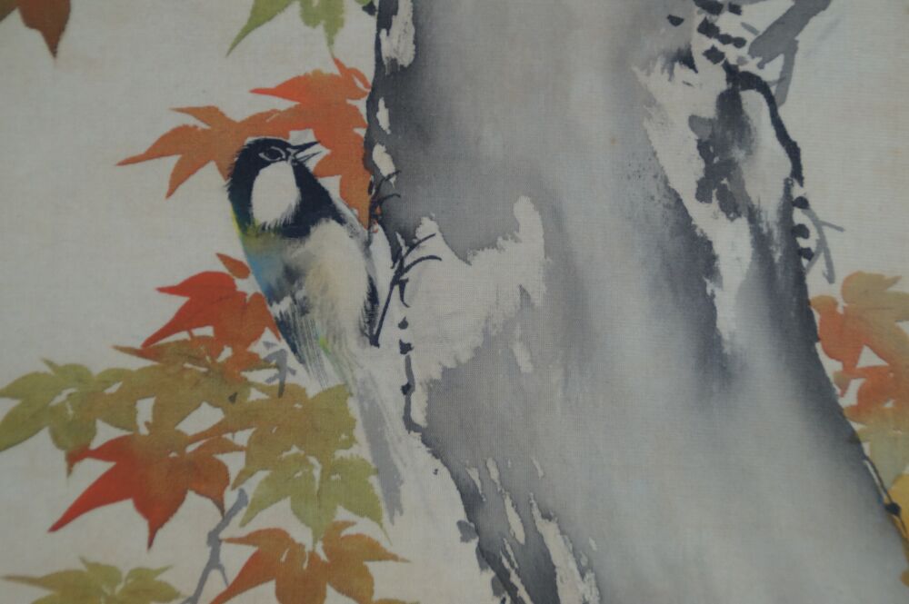 Close-up of a single bird on the tree trunk in the kakemono Birds in Autumn Maple