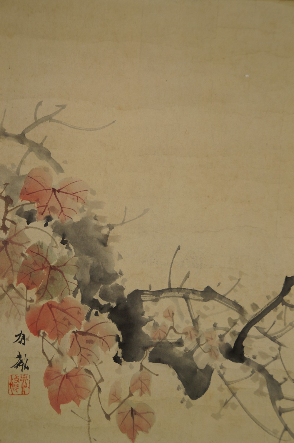 Eule im Herbst von Yurin Ishikawa Herbstlaub-Motiv Nahaufnahme