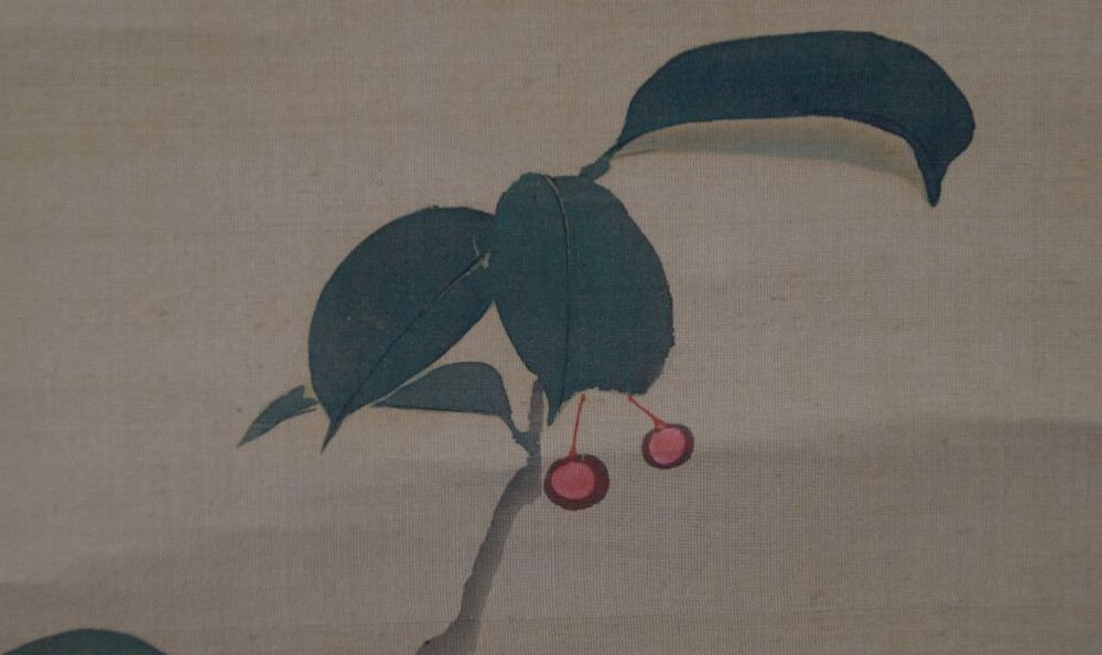Kakemono von Hara Zaichū: dunkelgrünes Blattwerk mit zwei roten Beeren auf Seide.