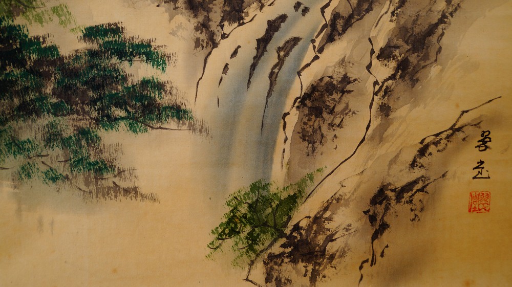 Nahaufnahme des Wasserfalls neben einer Kiefer mit der Kuenstlersignatur Suido im Kakemono Landschaft mit Fuji
