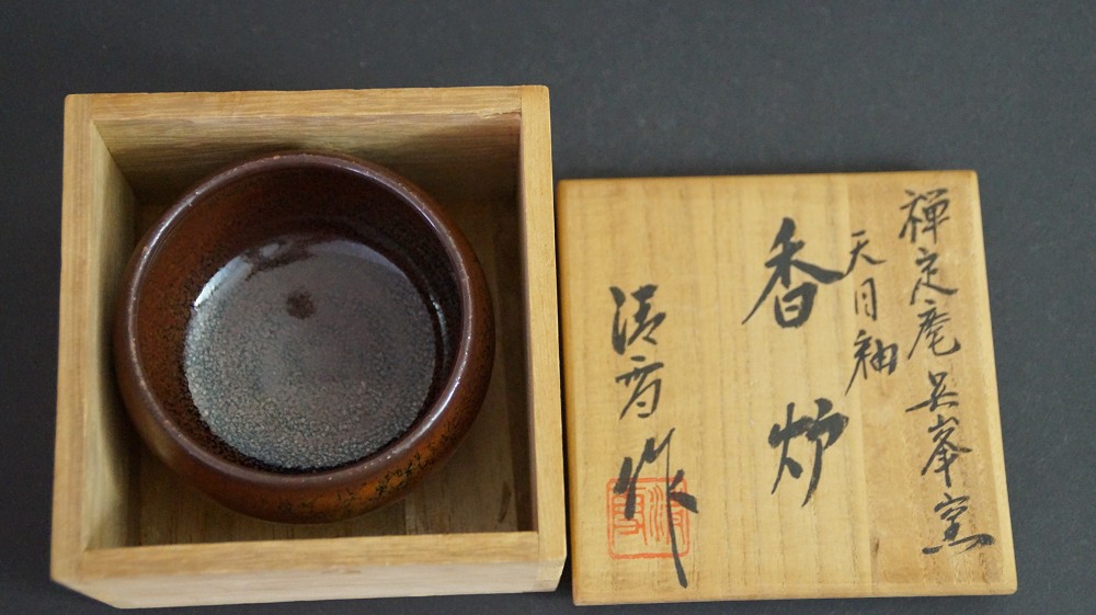 Close-up of the storage box lid with ink inscription and red artist's seal