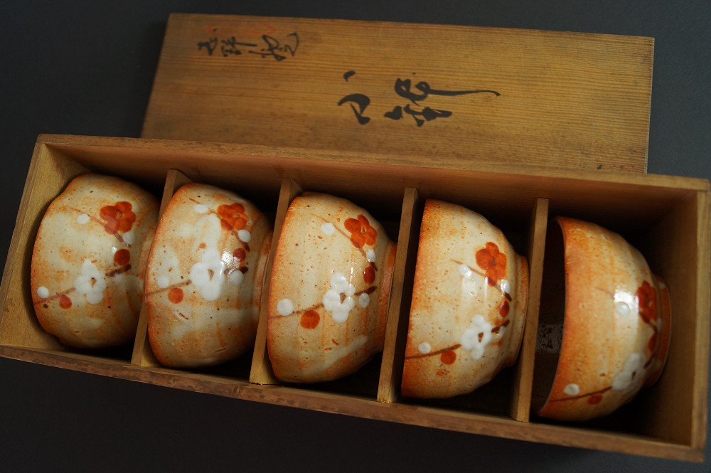 Tea bowl set with plum blossom motif in storage box 2