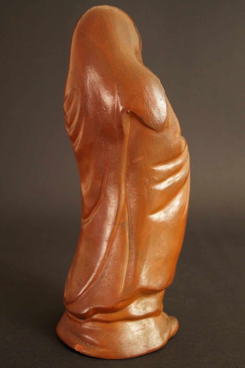 Bodhidharma daruma figure made of Bizen ware rear view