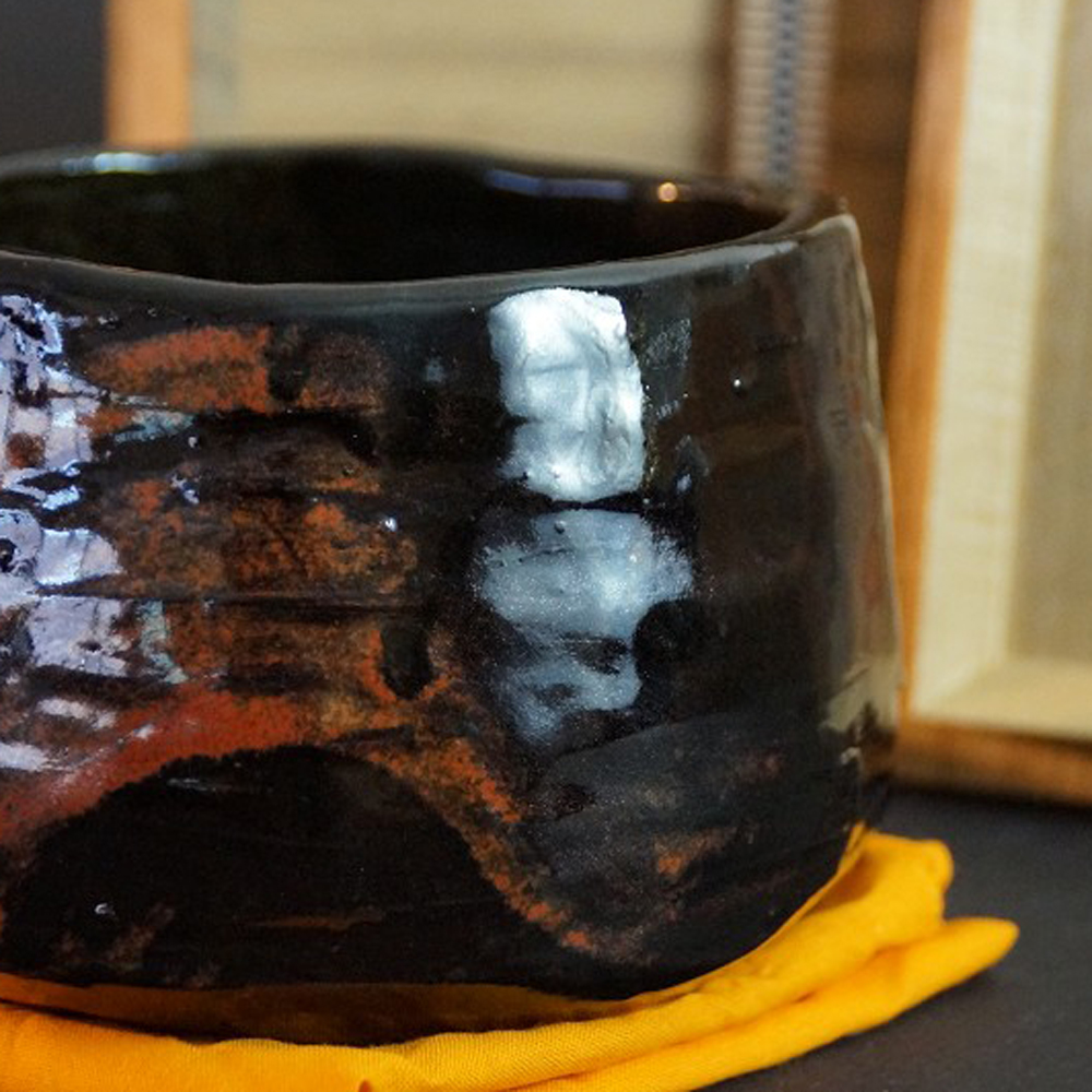 Chawan Made of Kyoto Ware Nyoi by Kaneko Sadahiro Motif Close-Up Preview