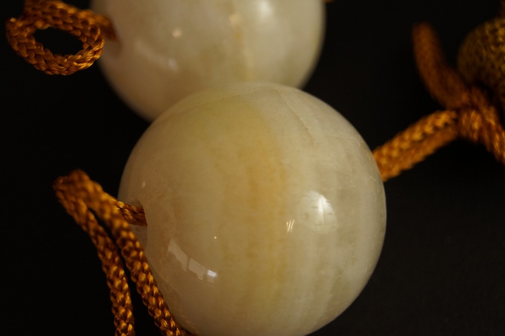 Fuchin Weisser Onyx Naturstein Quaste Gold Nahaufnahme