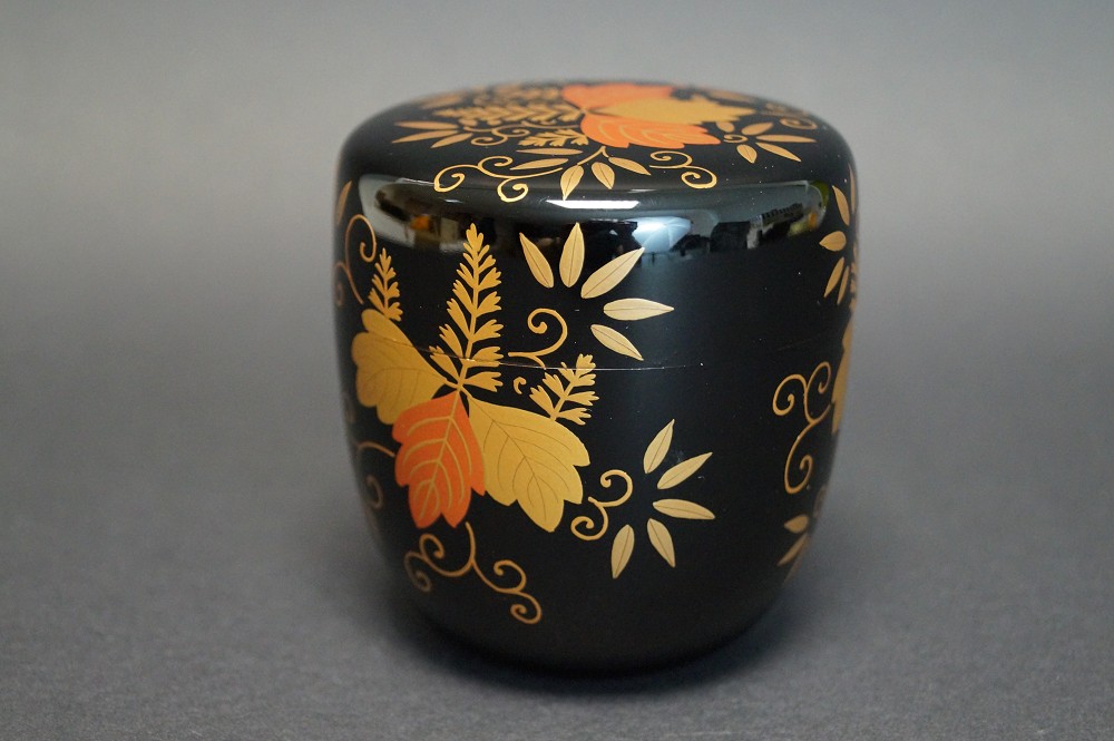 Makie Chu Natsume mit Herbstlaub-Motiv von Heian Koshun Seitenansicht 1