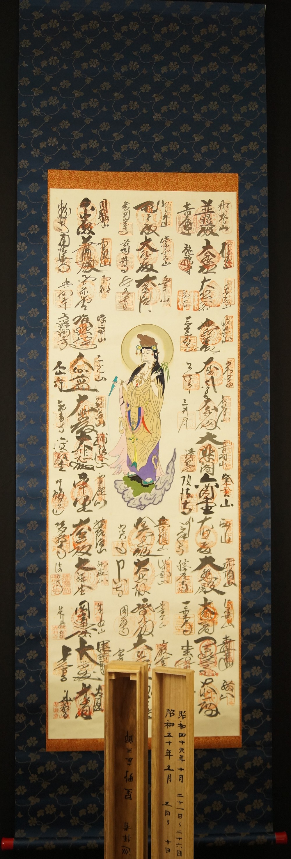 33 Tempel des Saigoku-Pilgerwegs Gesamtansicht des Rollbilds mit blauer Stoffmontierung Gesamtansicht Rollbild