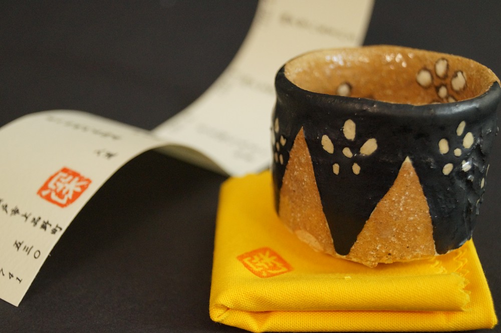 Handgetöpferte japanische Sakeschale (Guinomi) Oribe Keramik