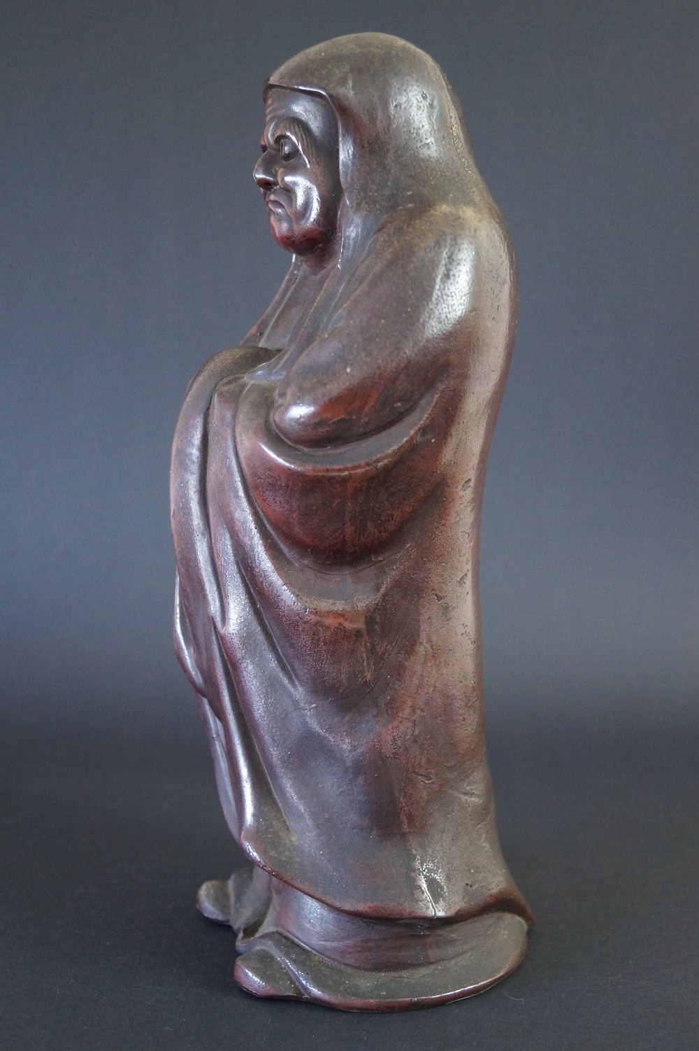 Bodhidharma Daruma Figur aus Bizen Keramik Seitenansicht 1