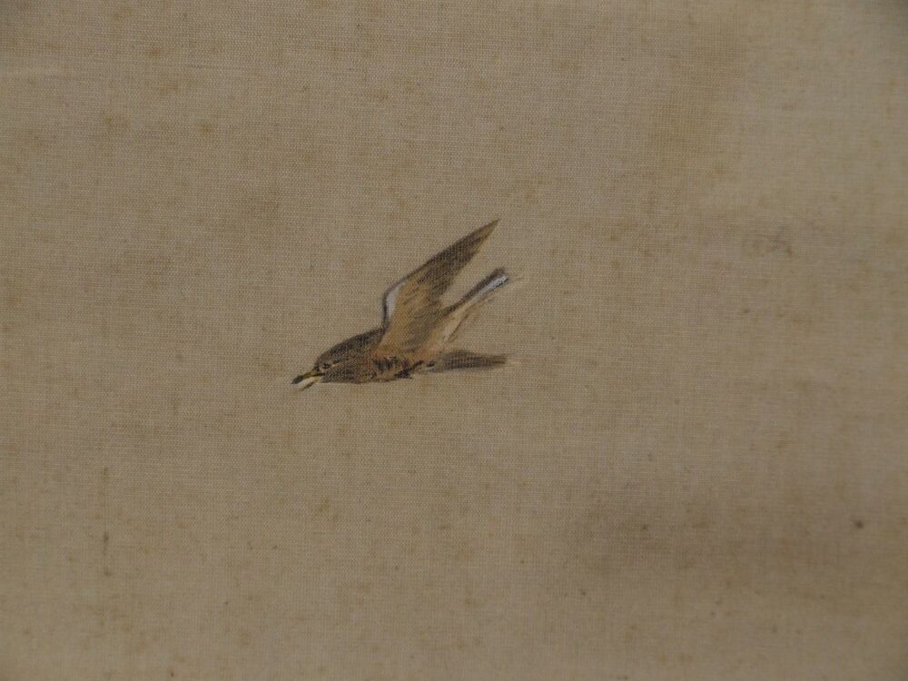 Nahaufnahme des fliegenden Vogels im Kakemono Vollmond ueber nebeliger Landschaft