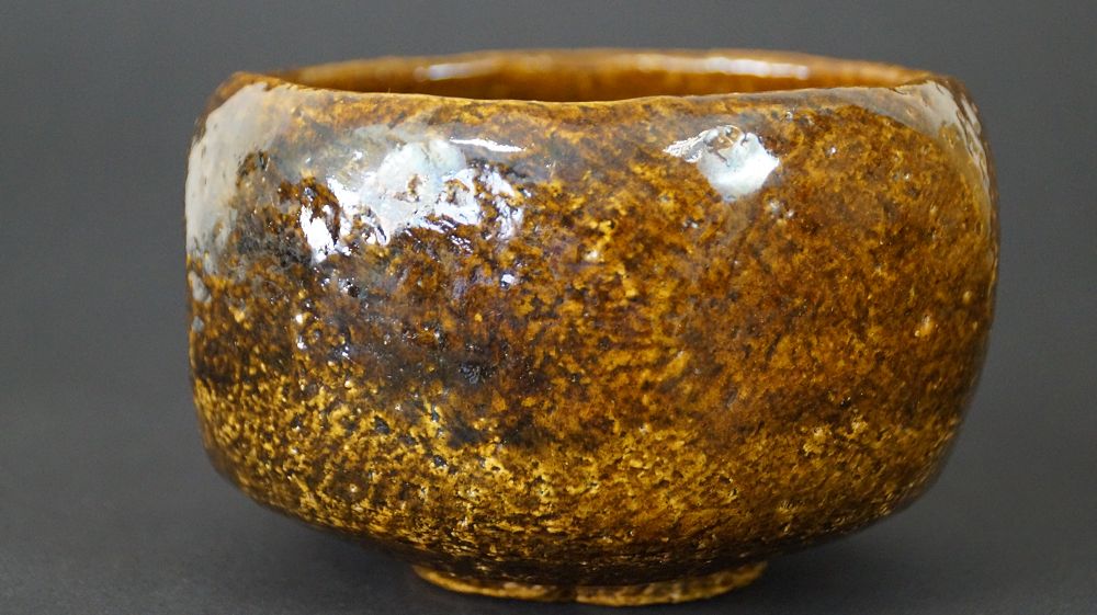 Nahaufnahme des unregelmaessig geformten Randes der Chawan Teeschale aus Raku-Keramik