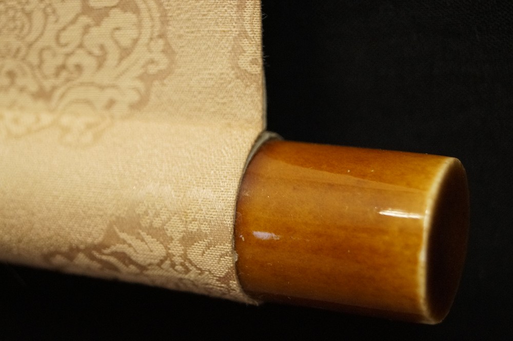Ende des Rollstabs mit glaenzendem Griffknauf Rollendetail