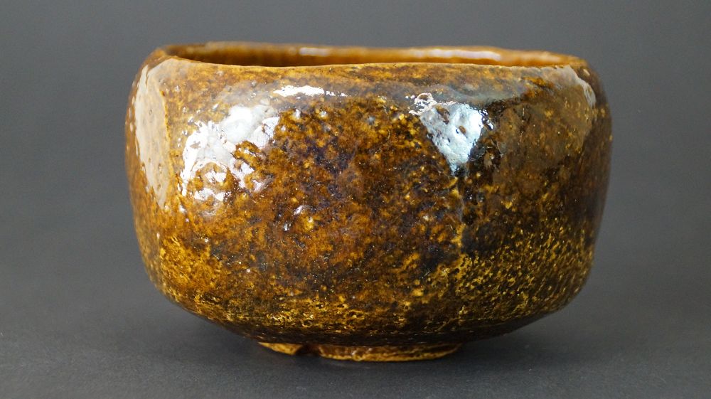 Weitere Ansicht der Chawan Teeschale aus Raku-Keramik mit gesprenkelter Glasuroberflaeche