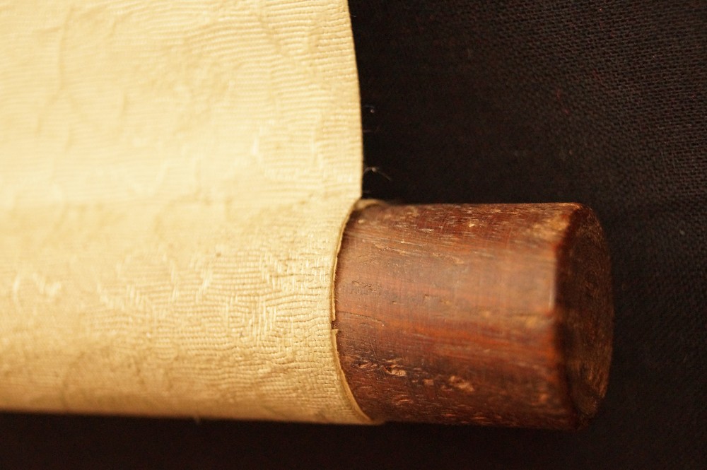 Textilrand und Holzstab Rollenende Rollendetail