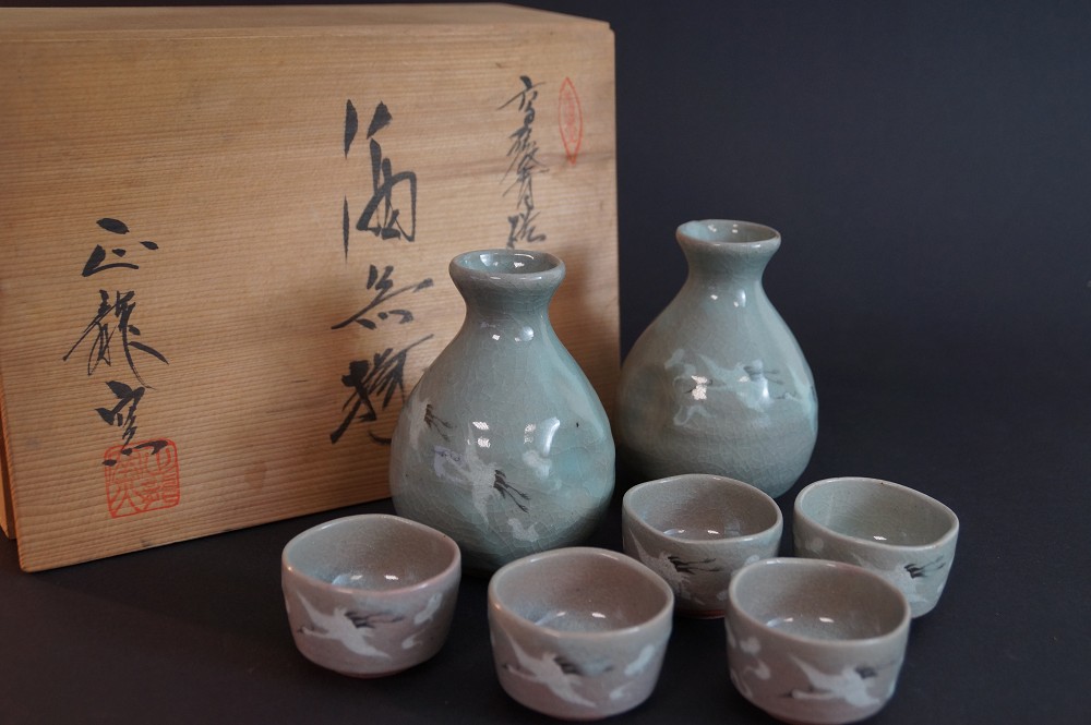 The complete set in front of the signed storage box with calligraphy and red seal