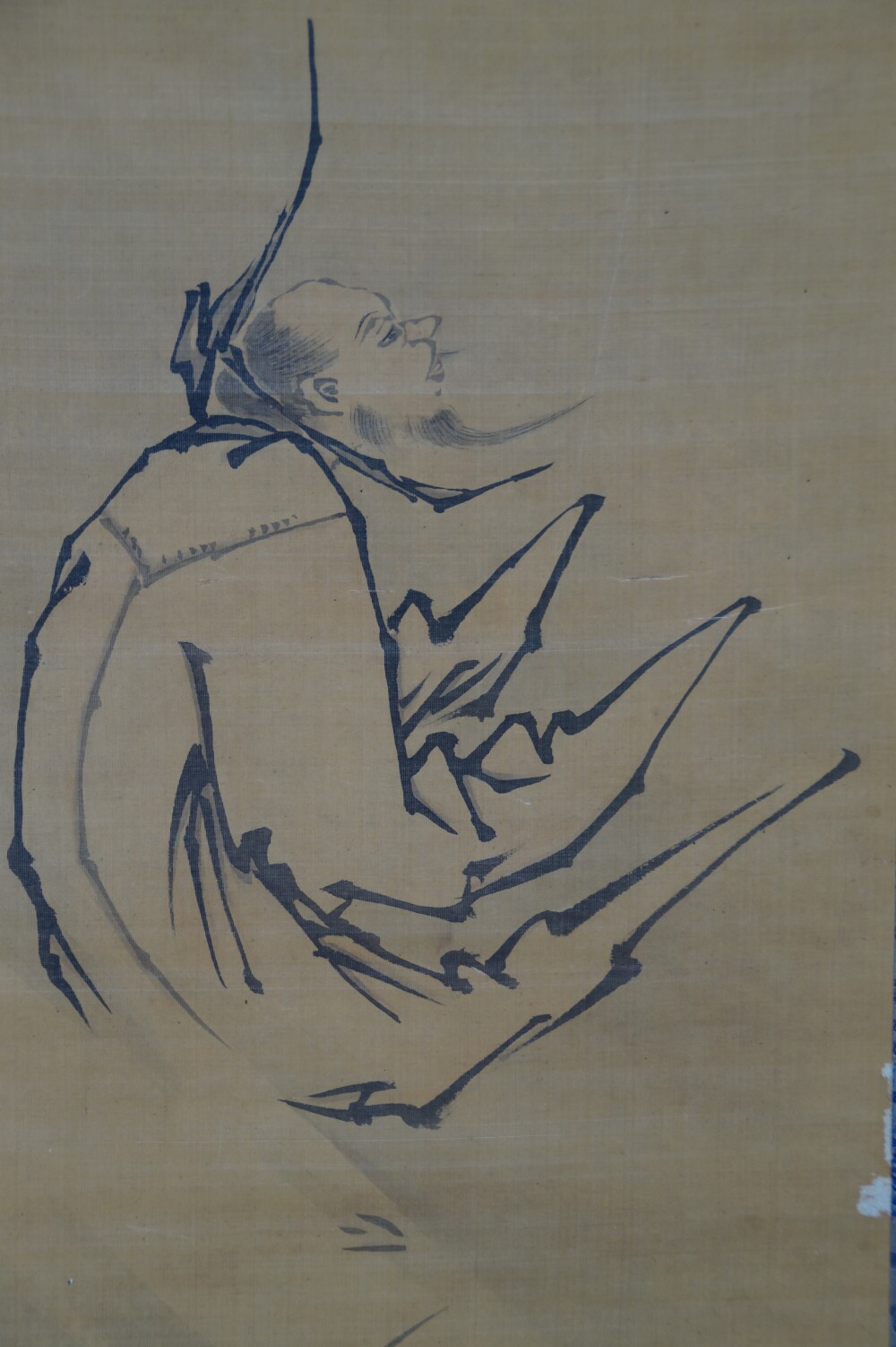 Nahaufnahme der mit kraftvollen Pinselstrichen gemalten sitzenden Gestalt in der Rueckzug-Rolle des Kakemono-Sets von Kano Eihaku