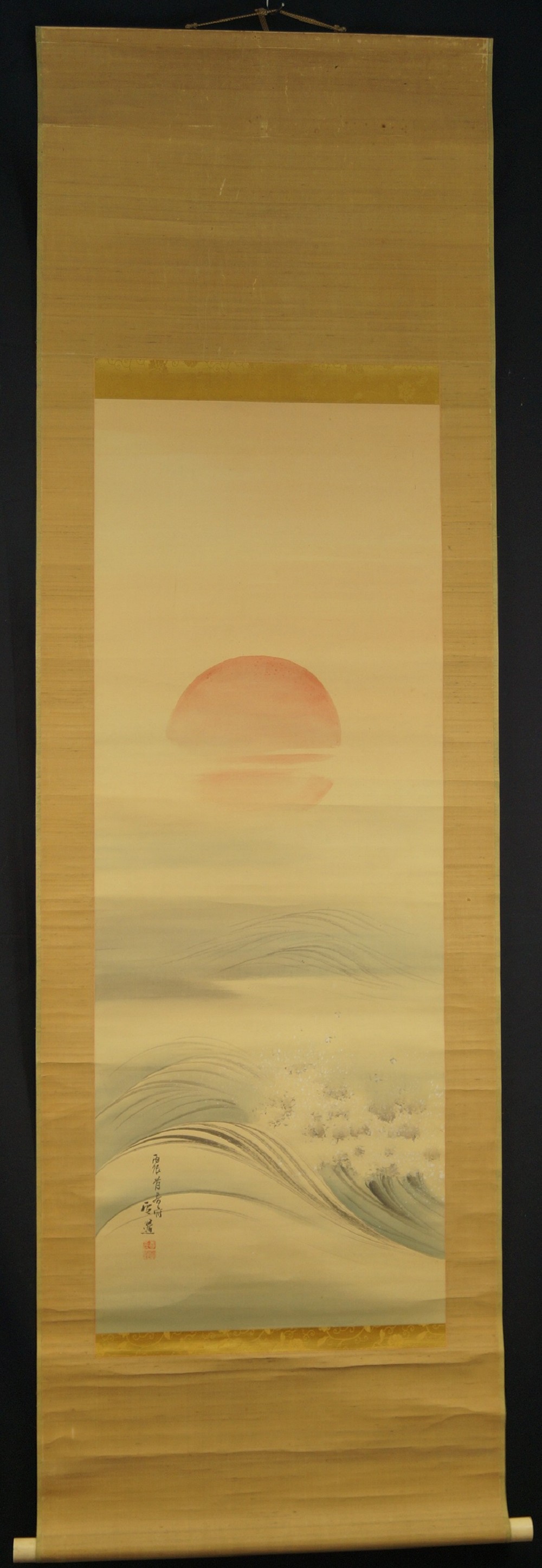 Japanisches Rollbild aufgehende Sonne ueber Wellen Gesamtansicht