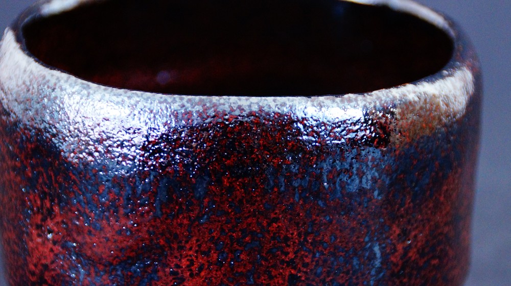 Further close-up of the rim of the Chawan made of Raku ware by Shoraku Sasaki with the transition of the glaze into black