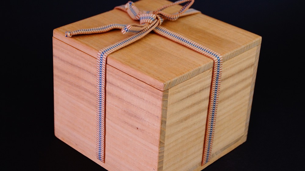 Chawan Made of Kyoto Ware Nyoi Storage Box with Cord