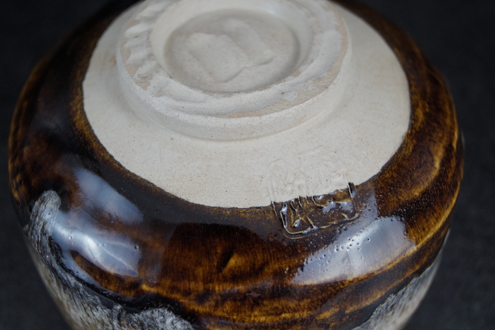Chawan by Muroi Kaoru potter's mark close-up