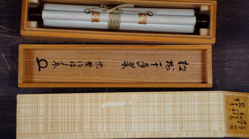 Zen Kalligrafie Die Kiefer bleibt tausend Jahre gruen Kakemono von Tachibana Ryoan in Aufbewahrungsbox