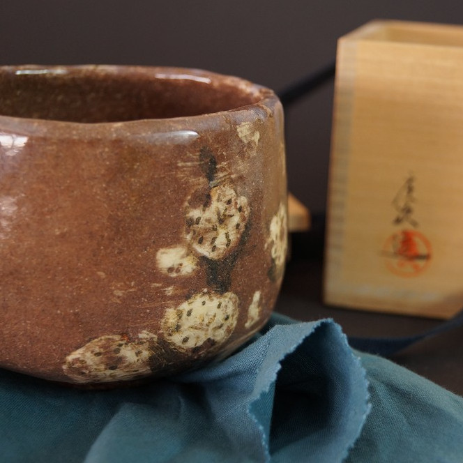 Akaraku- handgetöpferte japansiche Teeschale (Chawan) Kyoto Keramik